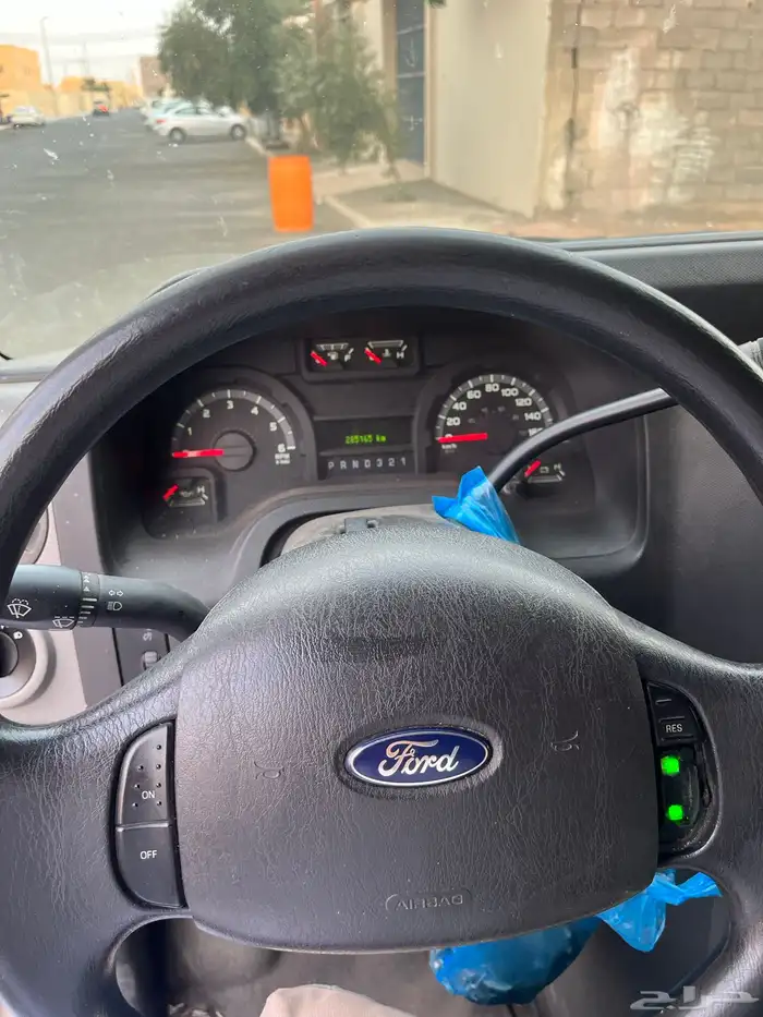 باص فورد 2013 نظيف 4