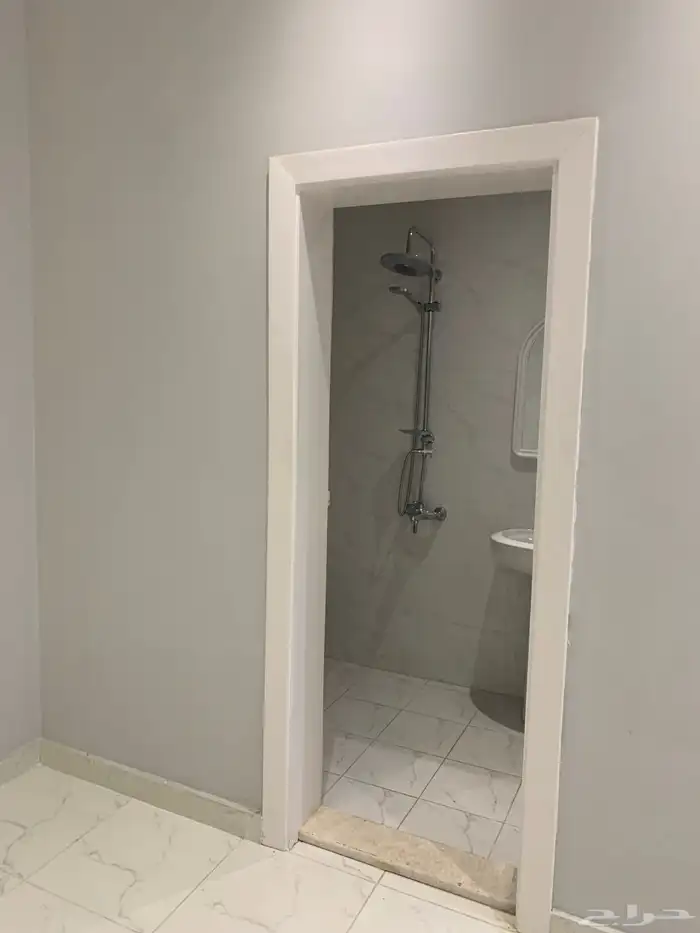 شقة للايجار حي النزهه 5