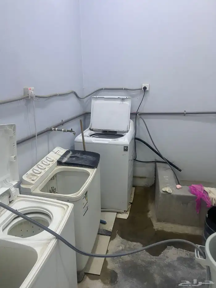 مغسلة مكونه من مكبس وبلر وأربع غسالات تماتيك 10كيلو وثلاث 4