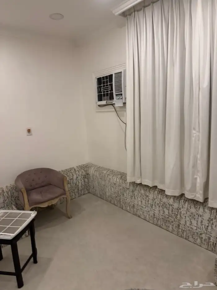 مكيف مع تلفزيون مع فرش ومساند ظهر 1