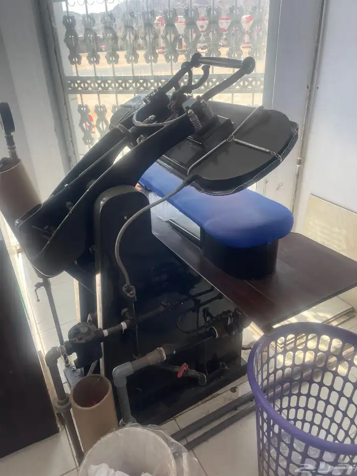 مغسلة مكونه من مكبس وبلر وأربع غسالات تماتيك 10كيلو وثلاث 0