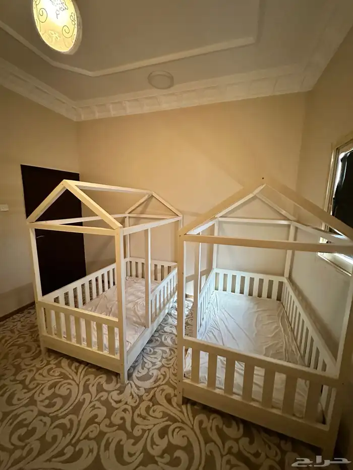 للبيع. 2 سرير اطفال. ودولاب 1