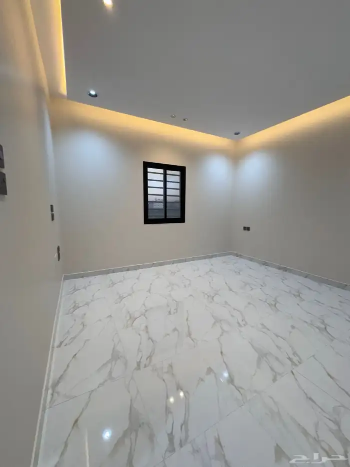 للبيع روف علوى بمدخل سياره مساحه كبيره بالخميس 16