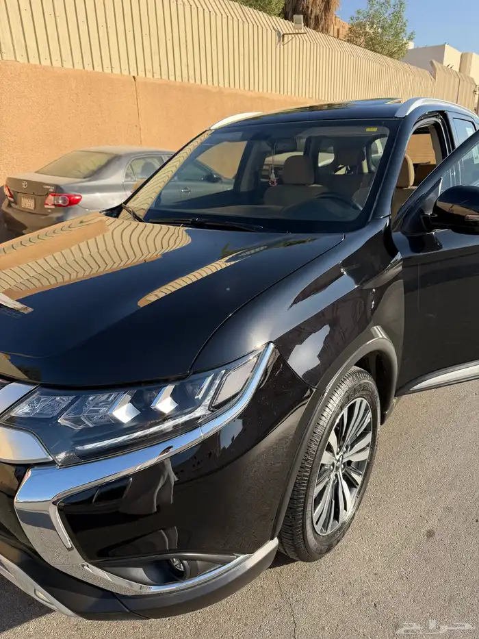 سيارة متسوبيشي اوتلاندر 1