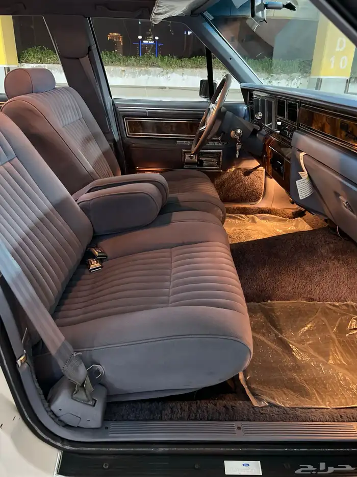 لينكون تاون كار 1983 مخزن كلاسيك سعودي وكالة ( تم البيع ) . 50