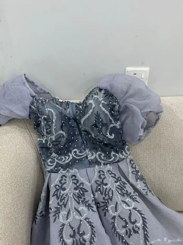فستان للبيع انلبس مره وحده 16