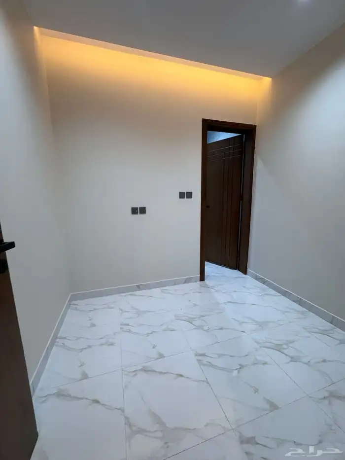 للبيع روف علوى بمدخل سياره مساحه كبيره بالخميس 23