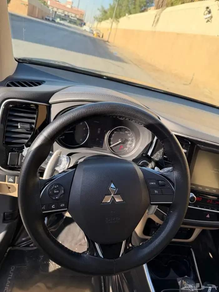 سيارة متسوبيشي اوتلاندر 23