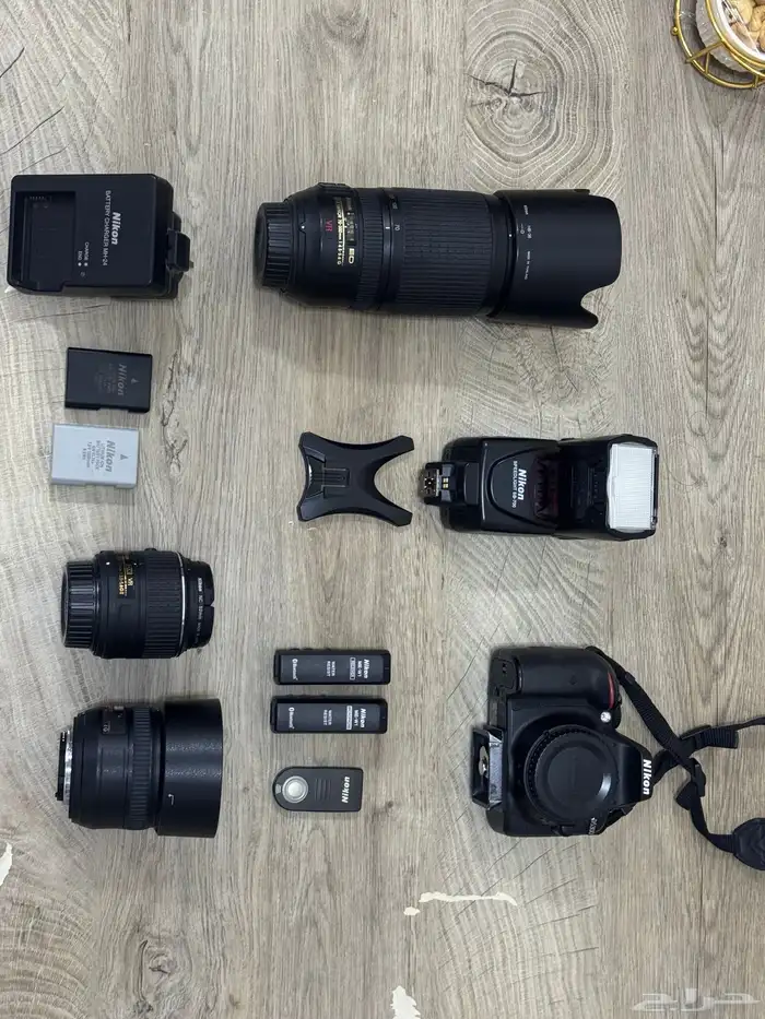 معدات تصوير كاميرا وعدساتها نيكون 5300 وفلاش ومايك لاسلكي 7
