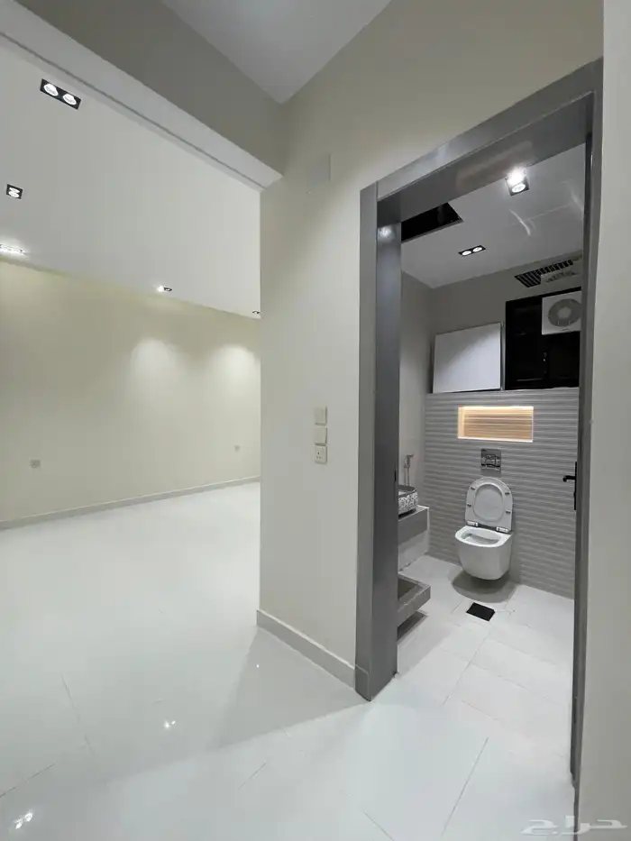 للبيع ادوار ارضيه وشقق علويه طريق ابها الخميس بحى المعارض 17