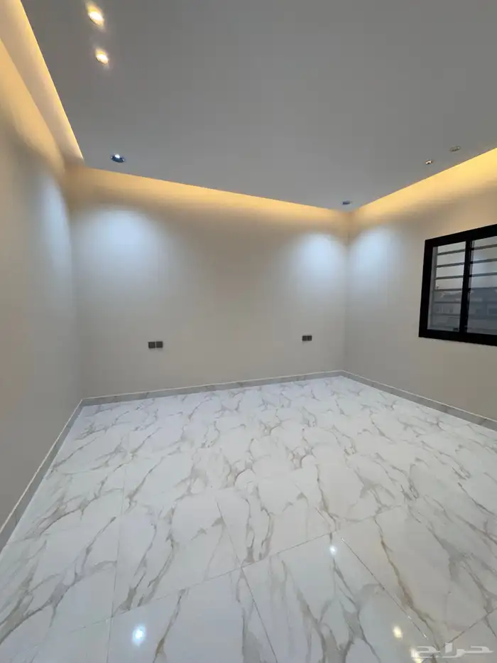 للبيع روف علوى بمدخل سياره مساحه كبيره بالخميس 22