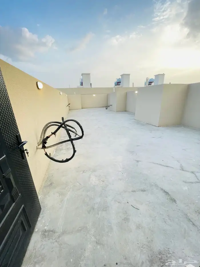 للبيع شقق تمليك علوي مع سطح موقع متميز جدا وسط الخدمات 20