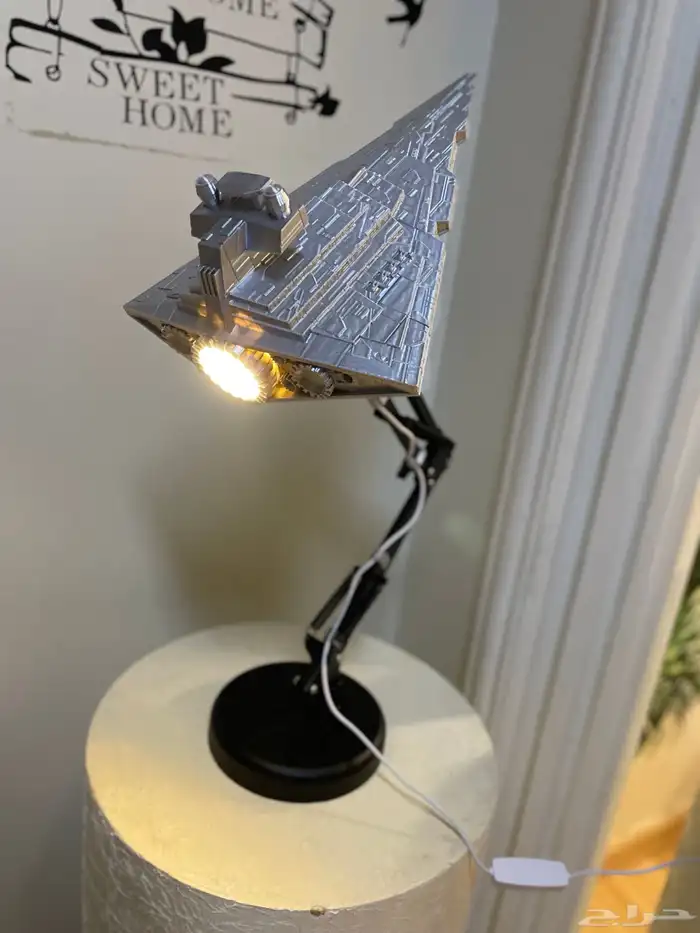 اضاءة مكتبية تصميم مميز على شكل مجسم سفينة فضائية 1