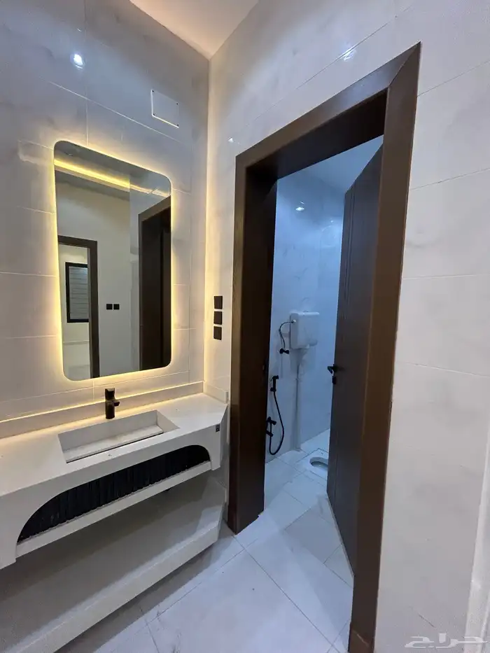 للبيع روف علوي بملحق تشطيب vip درج داخلي وخارجي 24