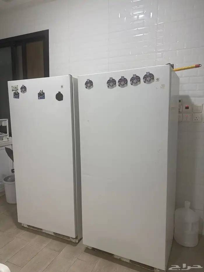 للبيع ثلاجه وفليزر 110 معها محول 200 0