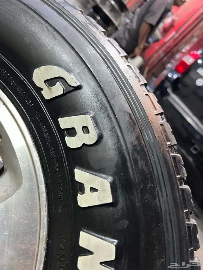 جنوط   رفرف مع كفرات دنلوب مقاس 275 70 16 تاريخ 21 13