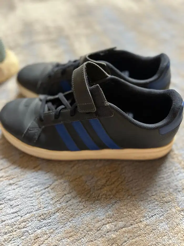 شوزات اديداس خامه نظيفه وجوده عاليه 4