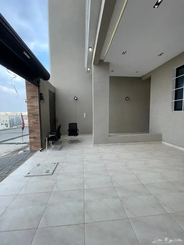 للبيع ادوار ارضيه وشقق علويه طريق ابها الخميس بحى المعارض 2