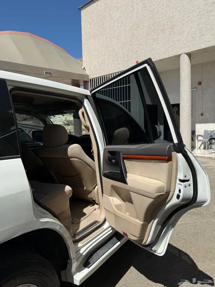 صالون لاندكروزر GXR 2014 24