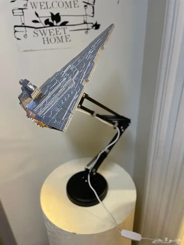 اضاءة مكتبية تصميم مميز على شكل مجسم سفينة فضائية 3