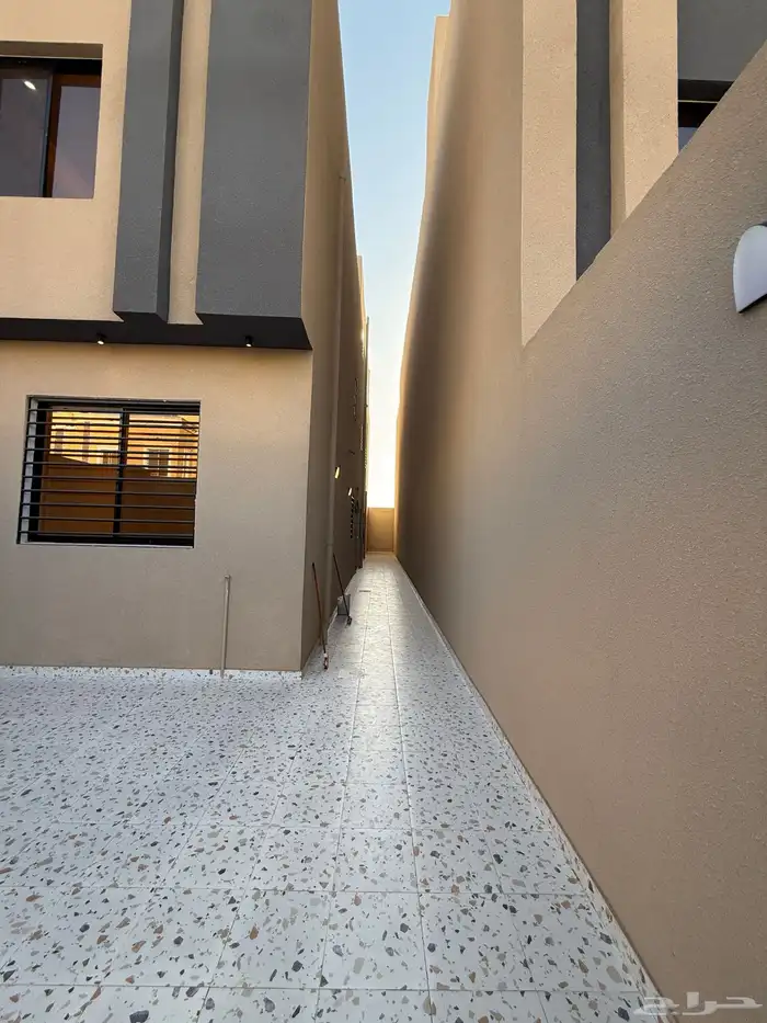 للبيع دور ارضى بحوش بمداخل مستقله ب 550 الف شمال الخميس 2