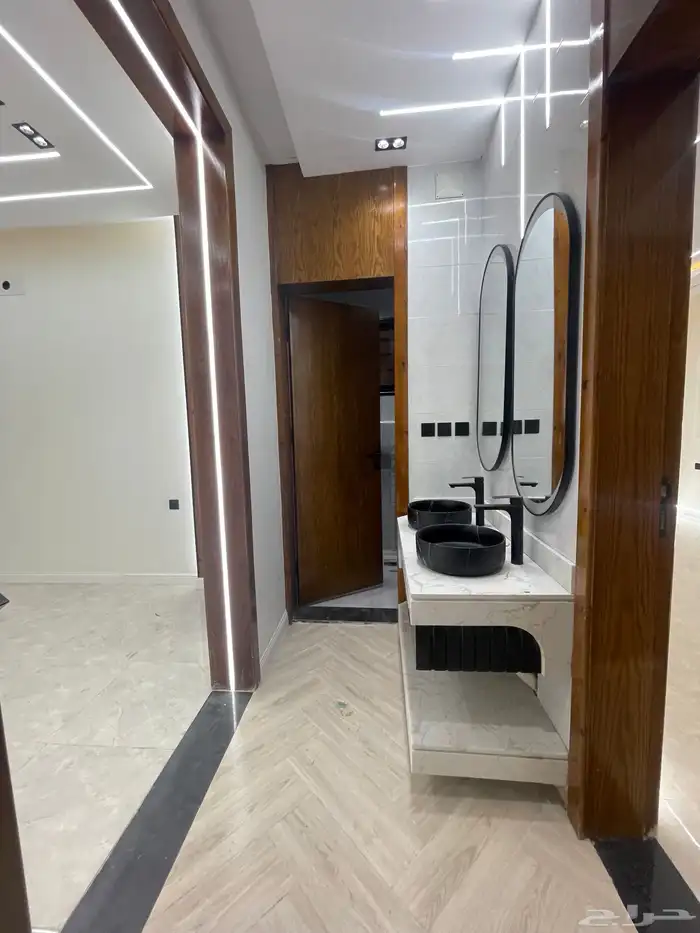 للبيع شقق علويه تمليك بسطح ومصعد 550 الف شرق الخميس 6