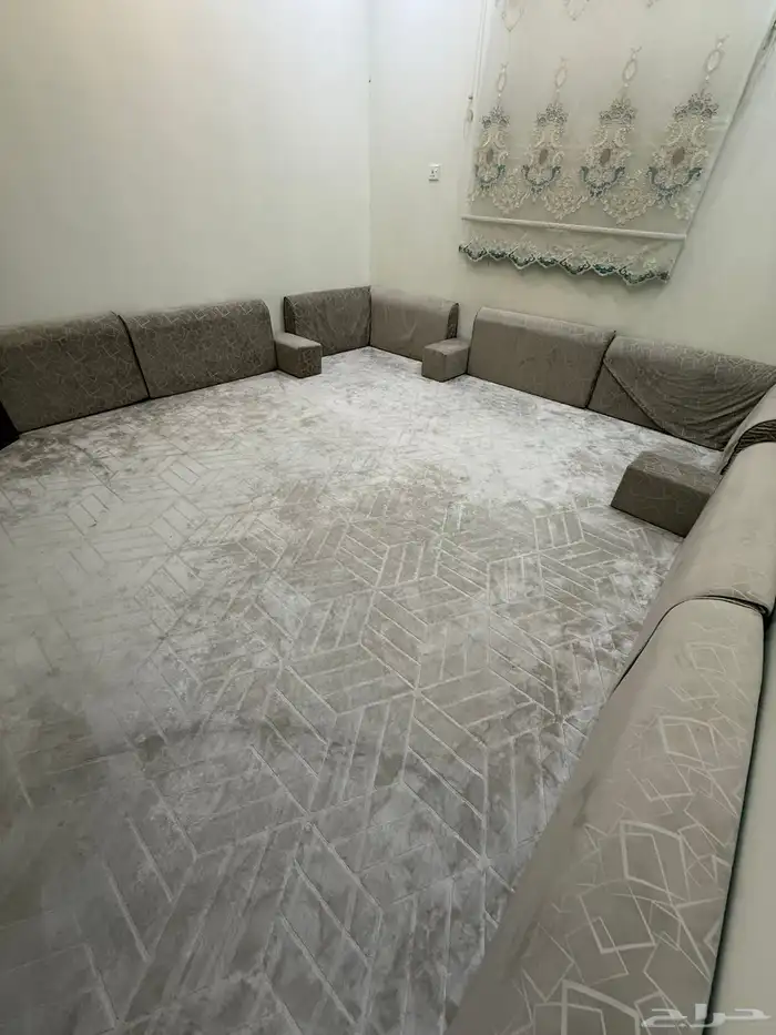 فرشه ومساند للبيع استعمال 7 شهور فقط نظيفه 1