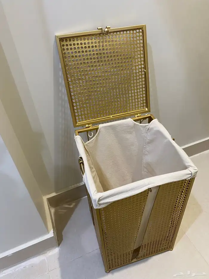 سلة غسيل لون ذهبي حديد استعمال خفيف ونظيف 0