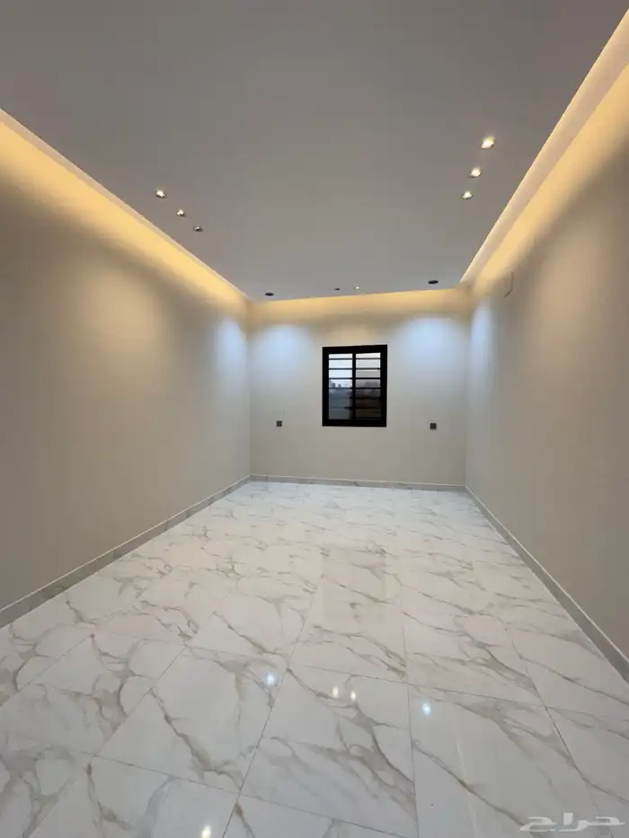 للبيع روف علوى بمدخل سياره مساحه كبيره بالخميس 8