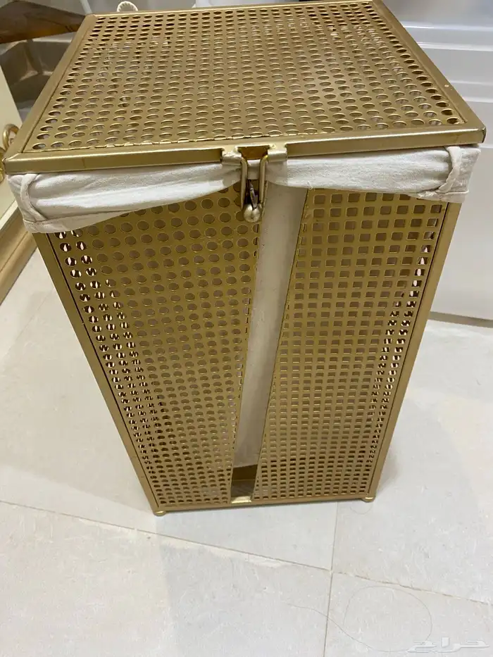 سلة غسيل لون ذهبي حديد استعمال خفيف ونظيف 2