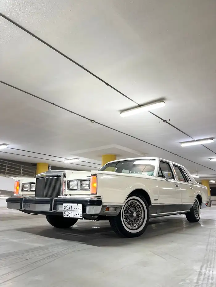 لينكون تاون كار 1983 مخزن كلاسيك سعودي وكالة ( تم البيع ) . 1