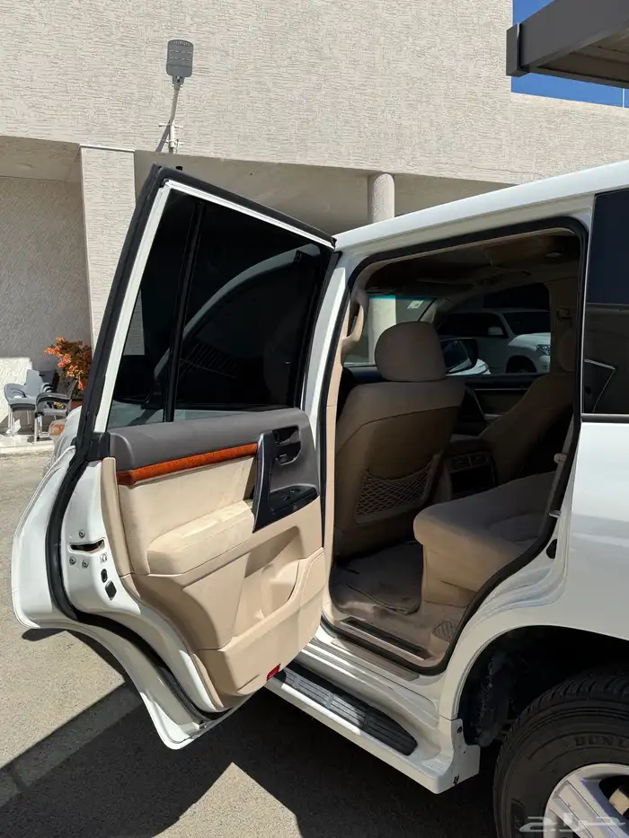 صالون لاندكروزر GXR 2014 23