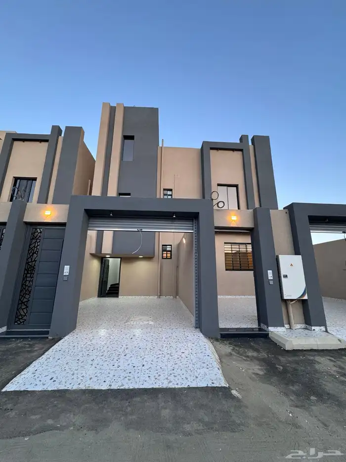 للبيع روف علوى بمدخل سياره مساحه كبيره بالخميس 2