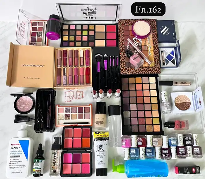 طقم مكياج مميز 19