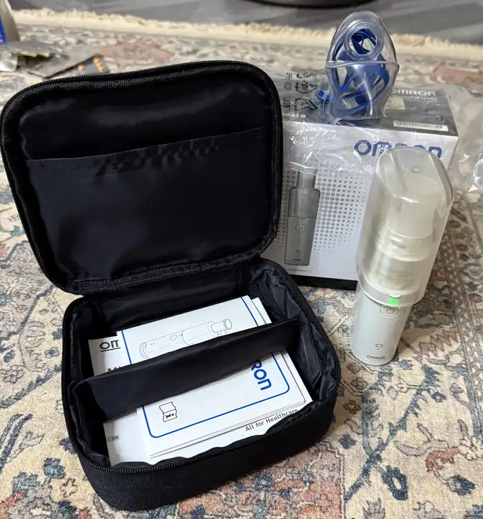 سرير طبي جديدوجهاز اكسجين بخارماركة امرون استعمال بسيط 1