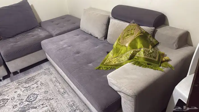 انتريه مودرين بحاله ممتازة مع طربيزة خشب و سجاده نفس اللون 1