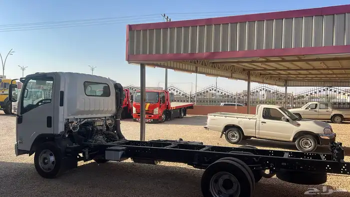 لبيع ايسوزو دنه 2025 اصفار 5200cc طول 4.95 شاص 2