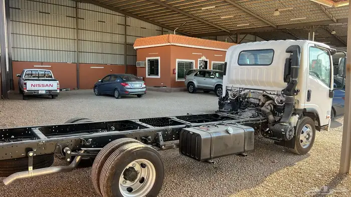 لبيع ايسوزو دنه 2025 اصفار 5200cc طول 4.95 شاص 3