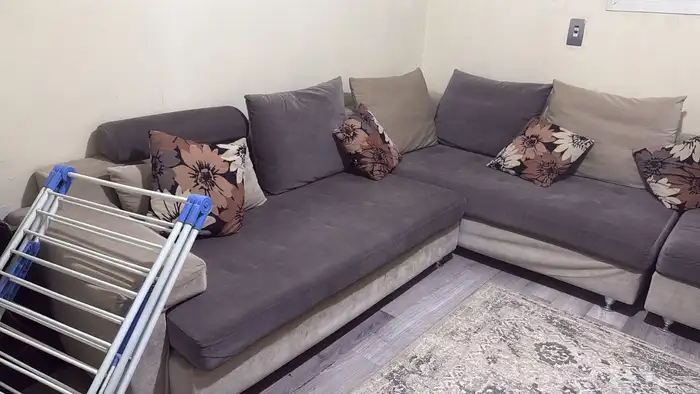 انتريه مودرين بحاله ممتازة مع طربيزة خشب و سجاده نفس اللون 0