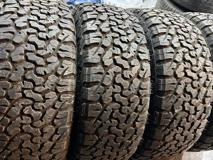 كفرات حجرية تاريخ 2025 مقاس 285 70 17 شبه الجديد عددهم 4 6