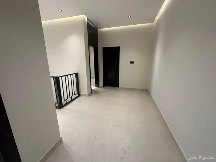 للإيجار فيلا روف علوي تبوك حي الورود ب3500 3