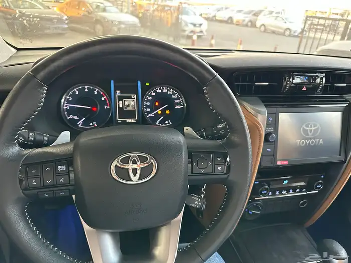 فورتشنر VX بنزين V6 العداد ( 7954 كيلو فقط ) موديل 2021 12