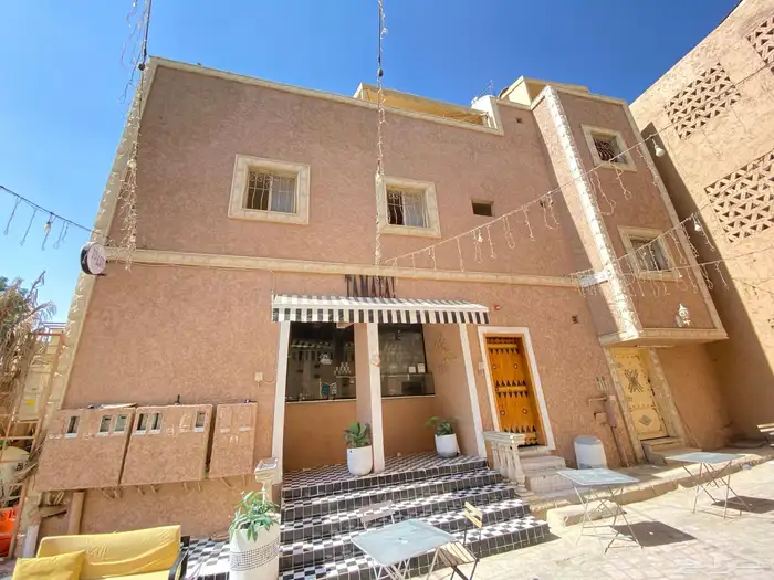 للبيع عماره في الدرعيه حي سمحانيه 1