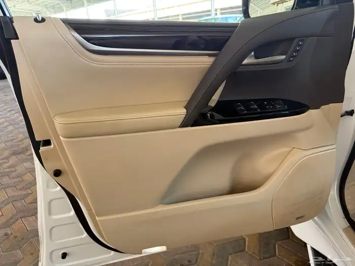 لكزس LX570 موديل 2018 36