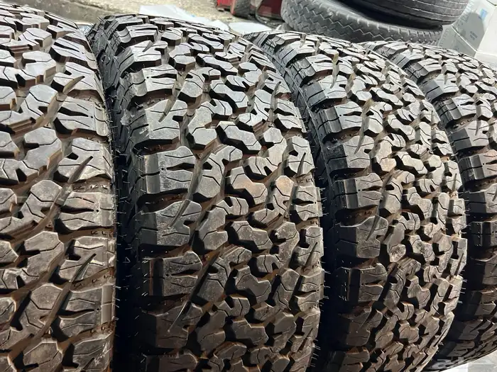 كفرات حجرية تاريخ 2025 مقاس 285 70 17 شبه الجديد عددهم 4 0