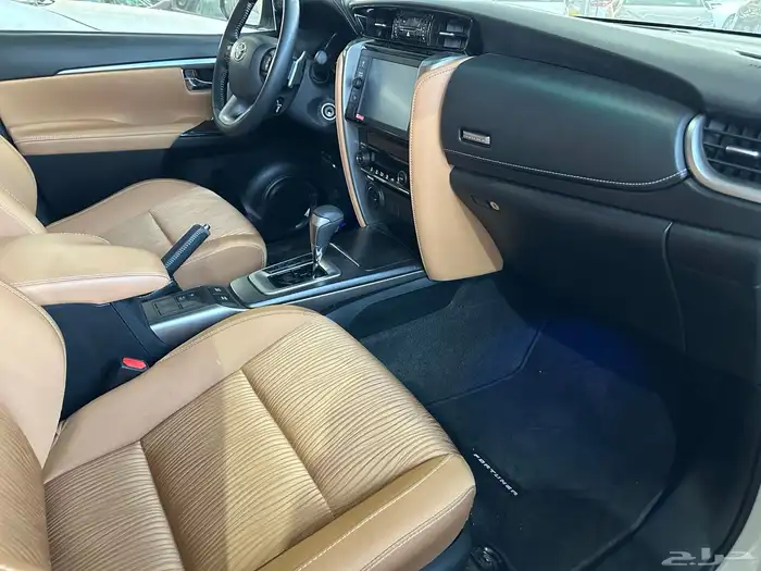 فورتشنر VX بنزين V6 العداد ( 7954 كيلو فقط ) موديل 2021 35