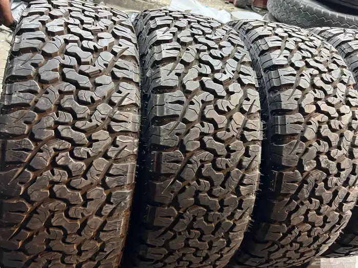 كفرات حجرية تاريخ 2025 مقاس 285 70 17 شبه الجديد عددهم 4 4