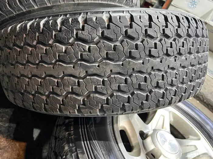 جنوط   رفرف مع كفرات دنلوب مقاس 275 70 16 تاريخ 21 24