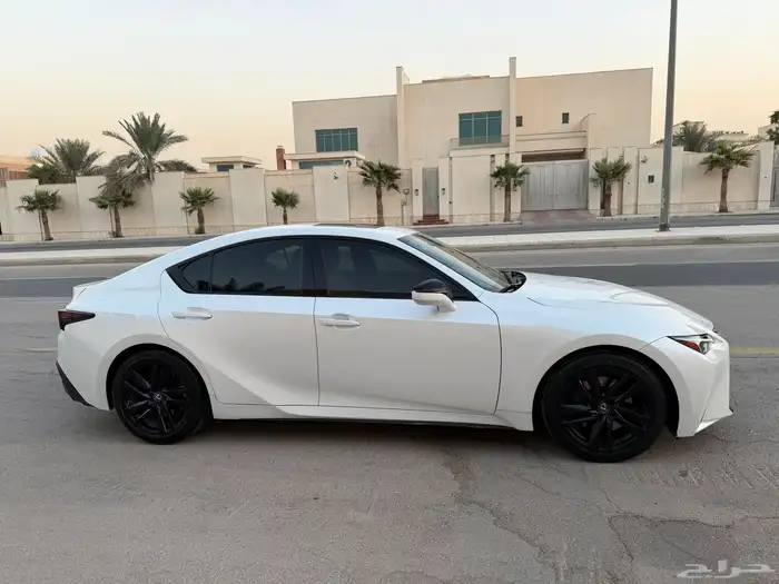 لكزس IS 300 2023 4