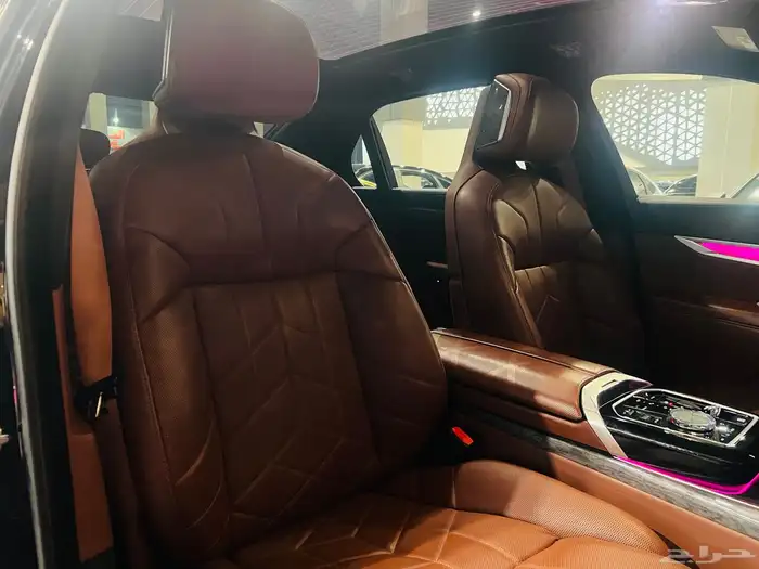 بي ام دبليو 740 موديل 2023 فل كامل اعلي فئة 17